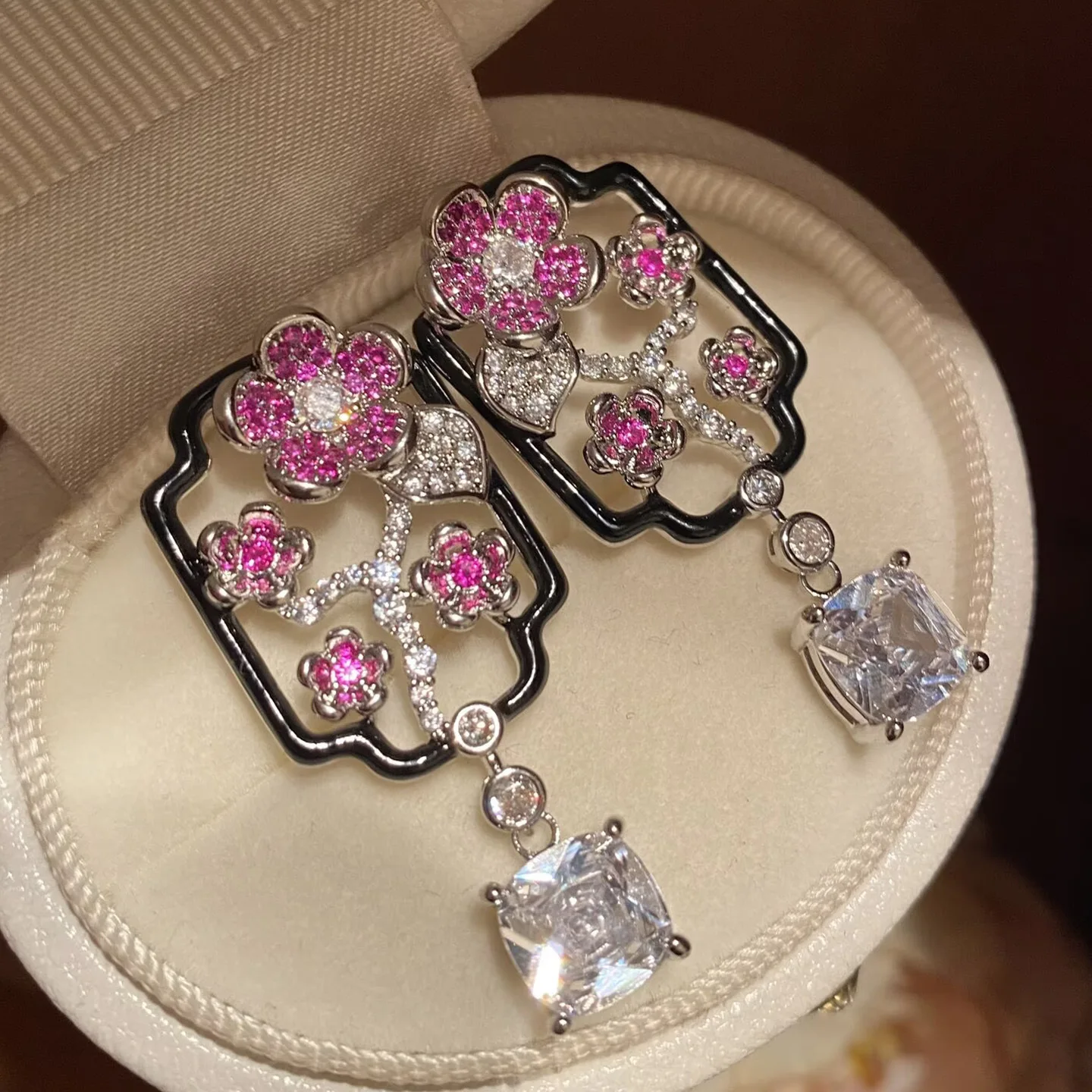 

Модные свежие серьги-гвоздики с цветным цирконом S925, серебряные серьги-гвоздики с цветком и окном 2026