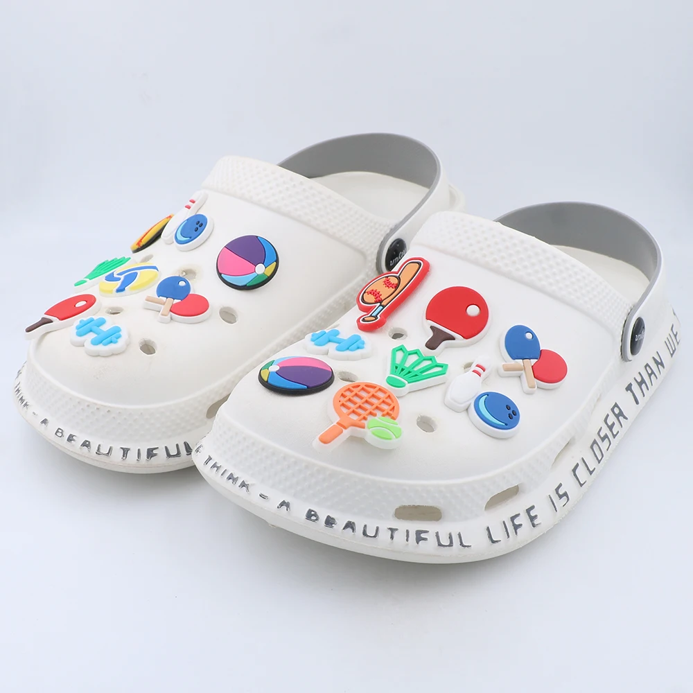 1 ensemble d'accessoires de chaussures : breloques haltères, ballons de volley, ornements pour pantoufles, décorations de chaussures mignonnes de dessins animés sur le thème des jeux de ballon, cadeau de fête