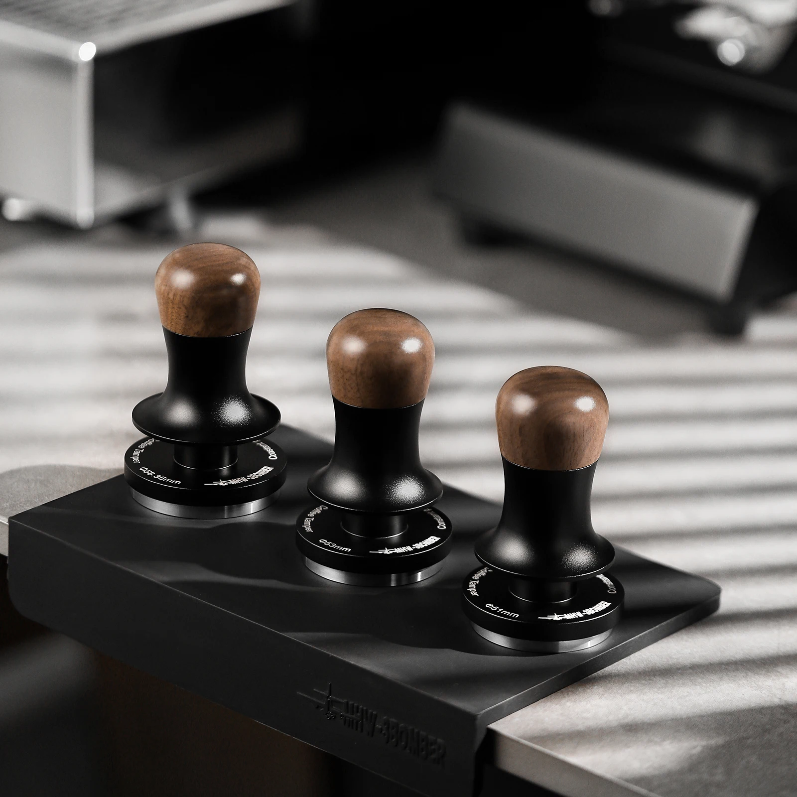 MHW-3BOMBER Tamper per caffè a pressione costante da 30 libbre 51mm 53mm 58mm Pressini piatti per caffè espresso con strumento Barista caricato a molla calibrato