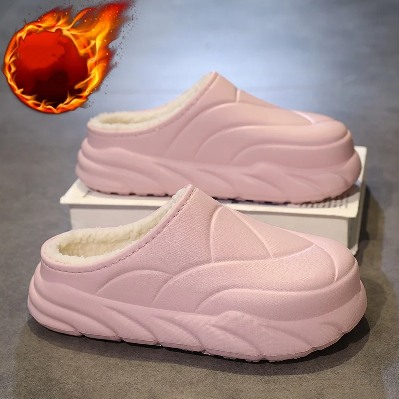 

Мужчины и женщины носят бархатные хлопковые тапочки на толстой подошве для верхней одежды осенью и зимой.