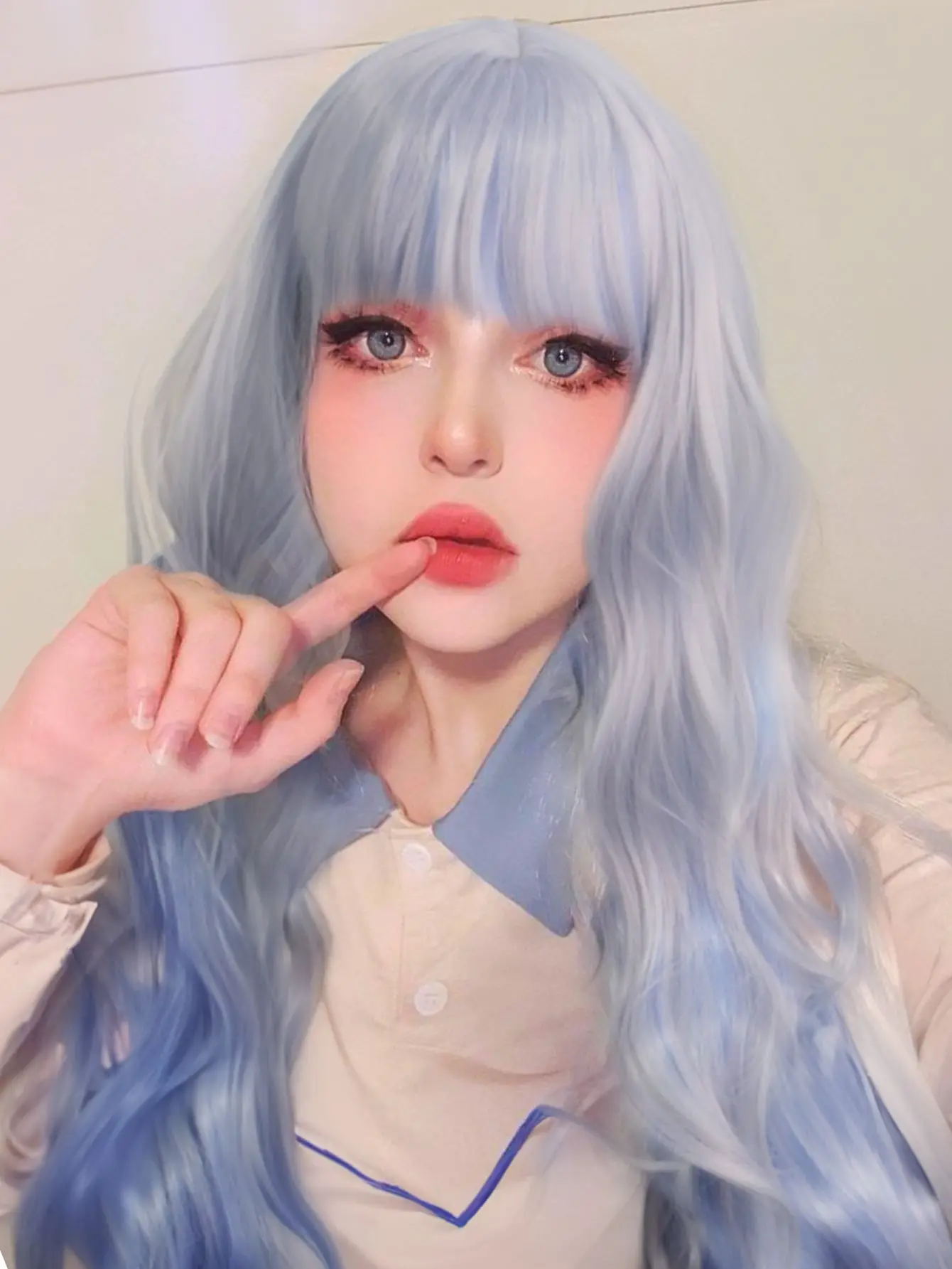 

Sweet-cool two-tone wig with gradient highlights，eyecatching for daily wear, comic cons, and cosplay! Nail the vibe effortlessly