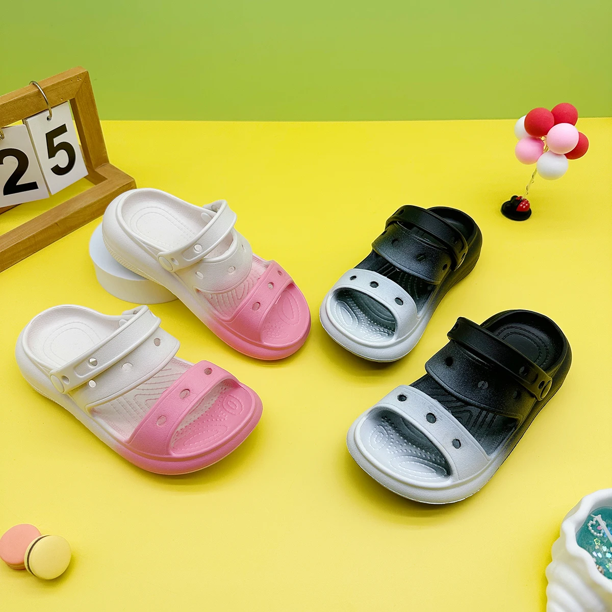 Modische, heiß begehrte Barfußschuhe, neue Eltern-Kind-Hausschuhe, flache Jungen- und Mädchen-Sandalen mit rutschfester, weicher Sohle 811