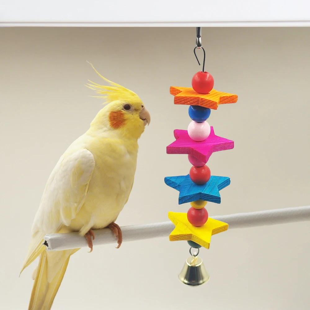 1 unidad de juguete para masticar boca de molienda de loros multicapa de madera aleatoria, columpio colgante de pentagrama con campana para suministros de jaulas para pájaros y mascotas