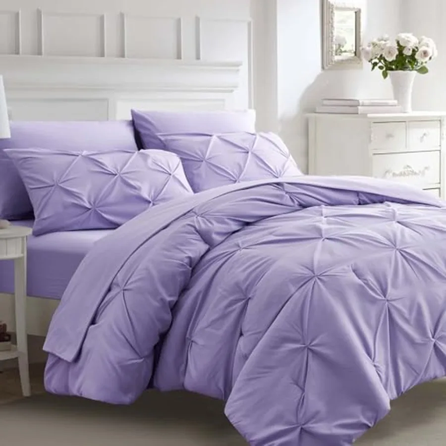 

Легкий комплект постельного белья - набор из 7 предметов: одеяло, простыни, наволочки и декоративные наволочки с вышивкой пинтак.