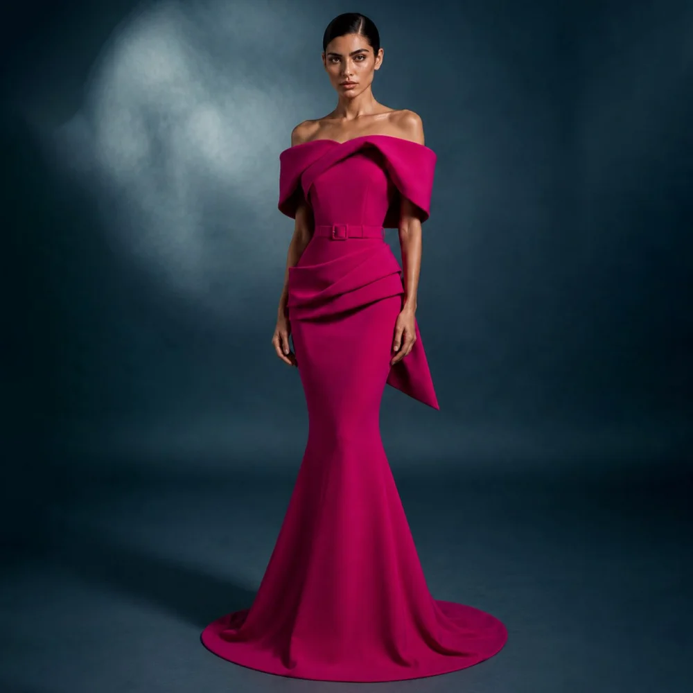 Vestido de noche de sirena de lujo personalizado en crepé fucsia con hombros descubiertos, cinturón extragrande y lazo lateral para la madre de la novia.