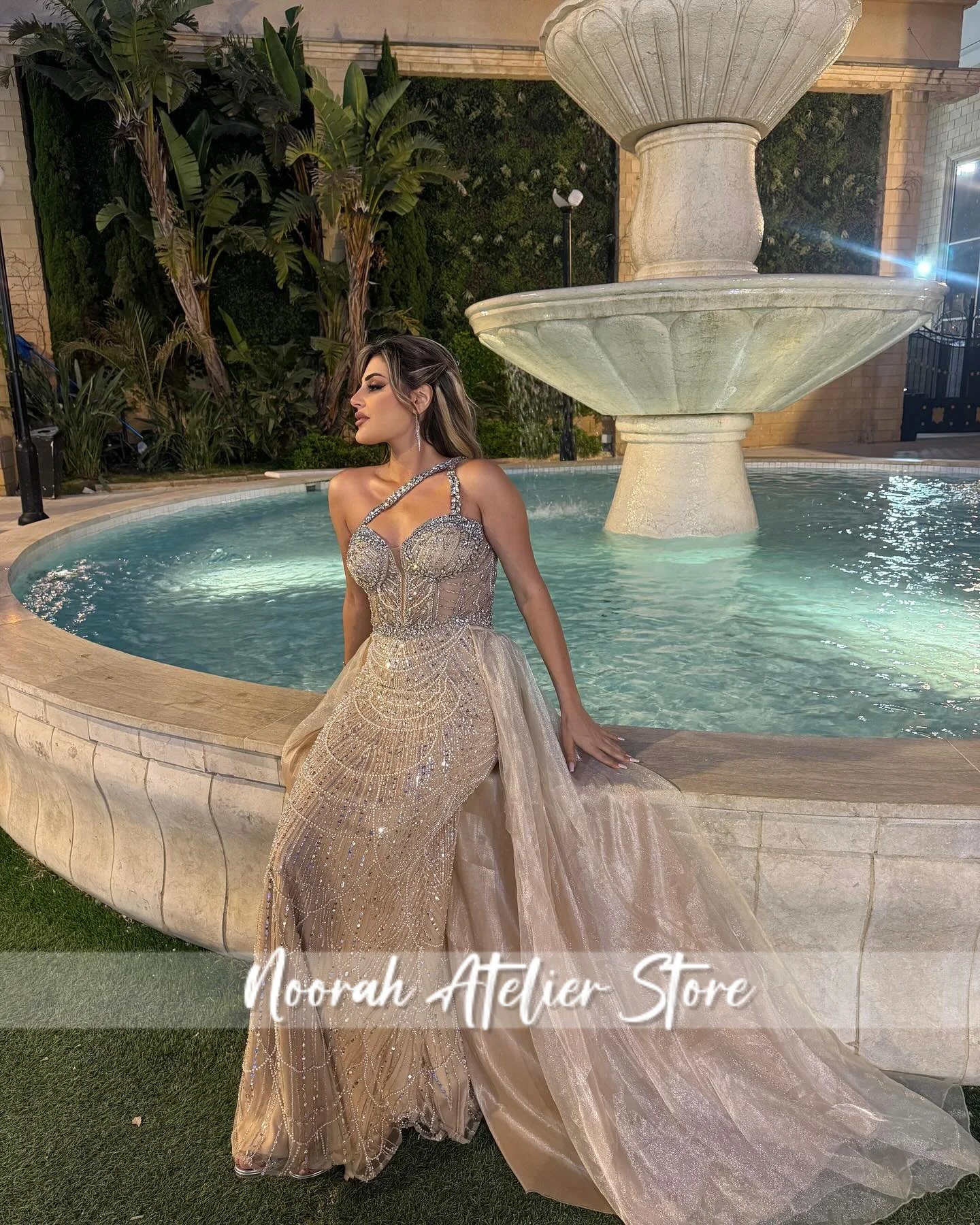 新しい光沢のあるシャンパンビーズホルタータッセル高級女性のイブニングドレス 2025 トレインドバイロングパーティードレス Aline Vestidos カスタマイズ