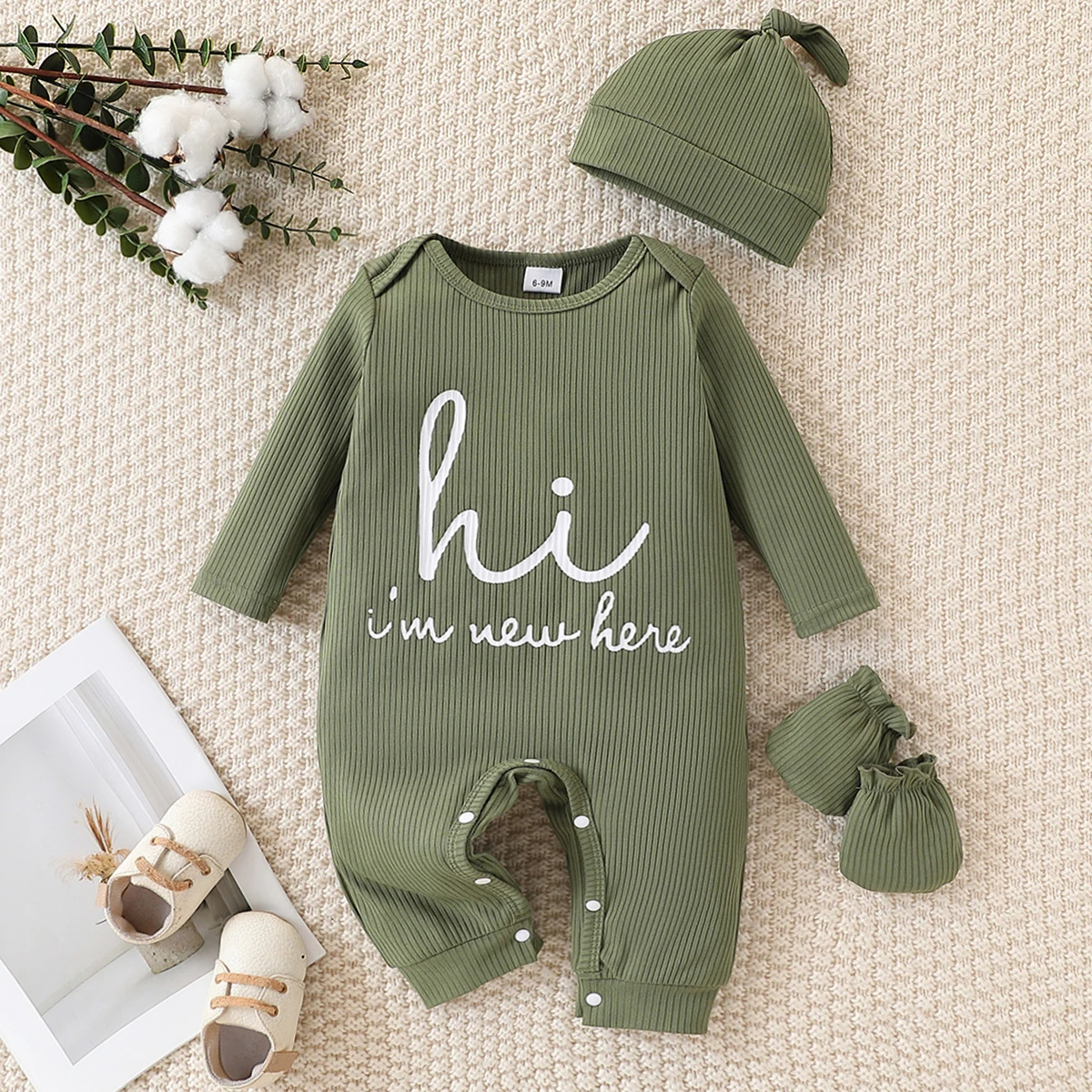Modischer, süßer Overall mit Alphabet-Motiv, einfarbig, mit Rundhalsausschnitt und langen Ärmeln für Babys, Jungen, inklusive Mütze und Socken. – Detail 3