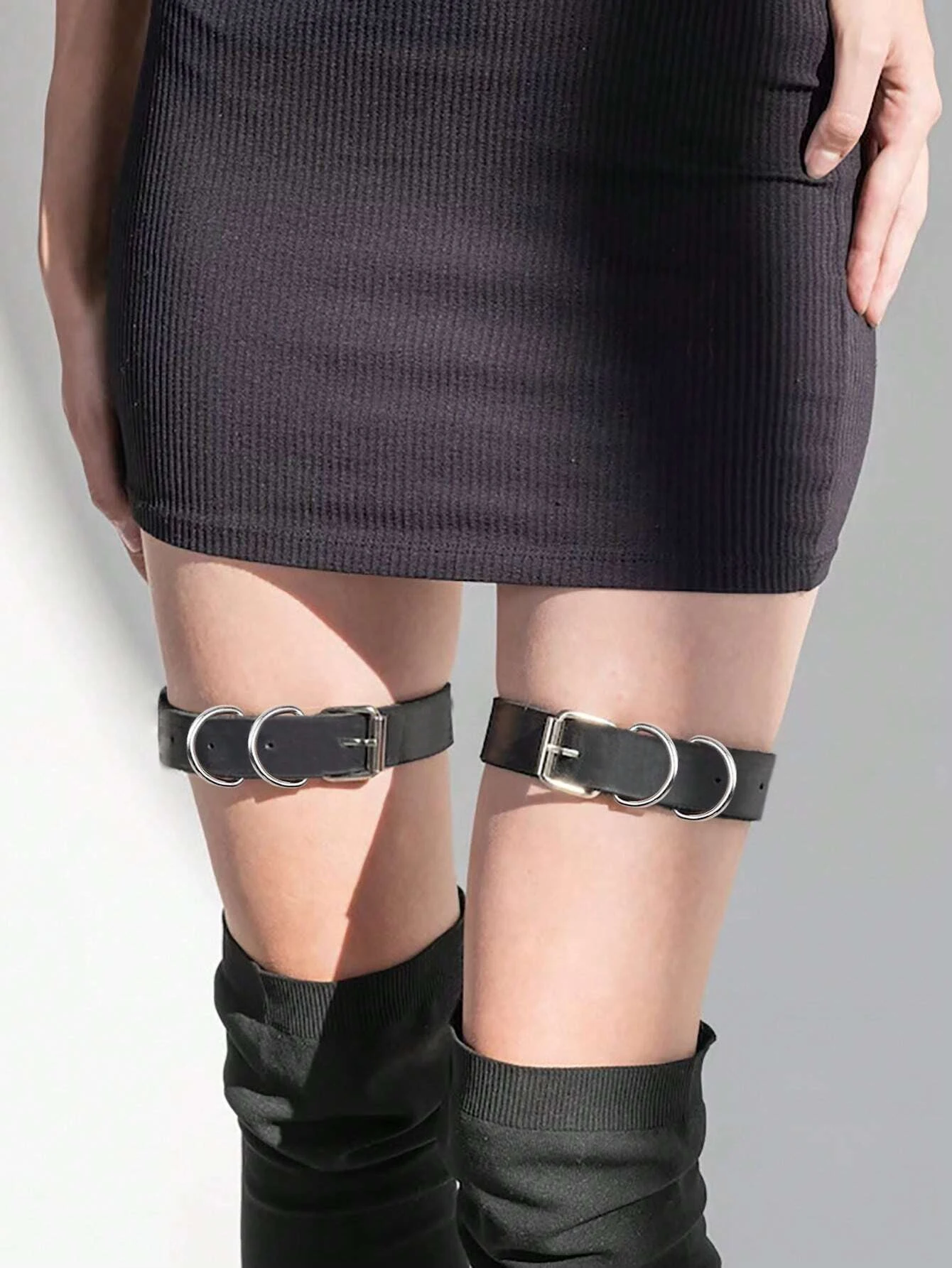 

Стильные кожаные женские ремни на бедрах — подвязки с регулируемой пряжкой и металлическими кольцами серебристого цвета