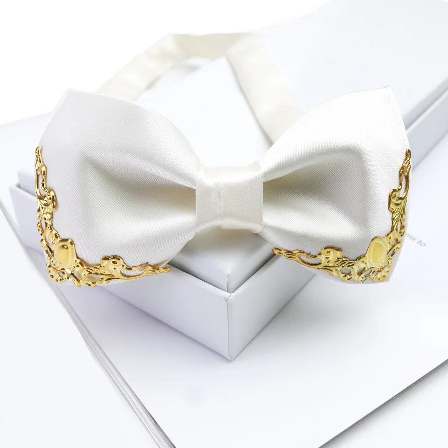 Uomini alla moda, matrimonio, sposo, stile palazzo etnico con bordo in metallo, maestro delle cerimonie, papillon per banchetti