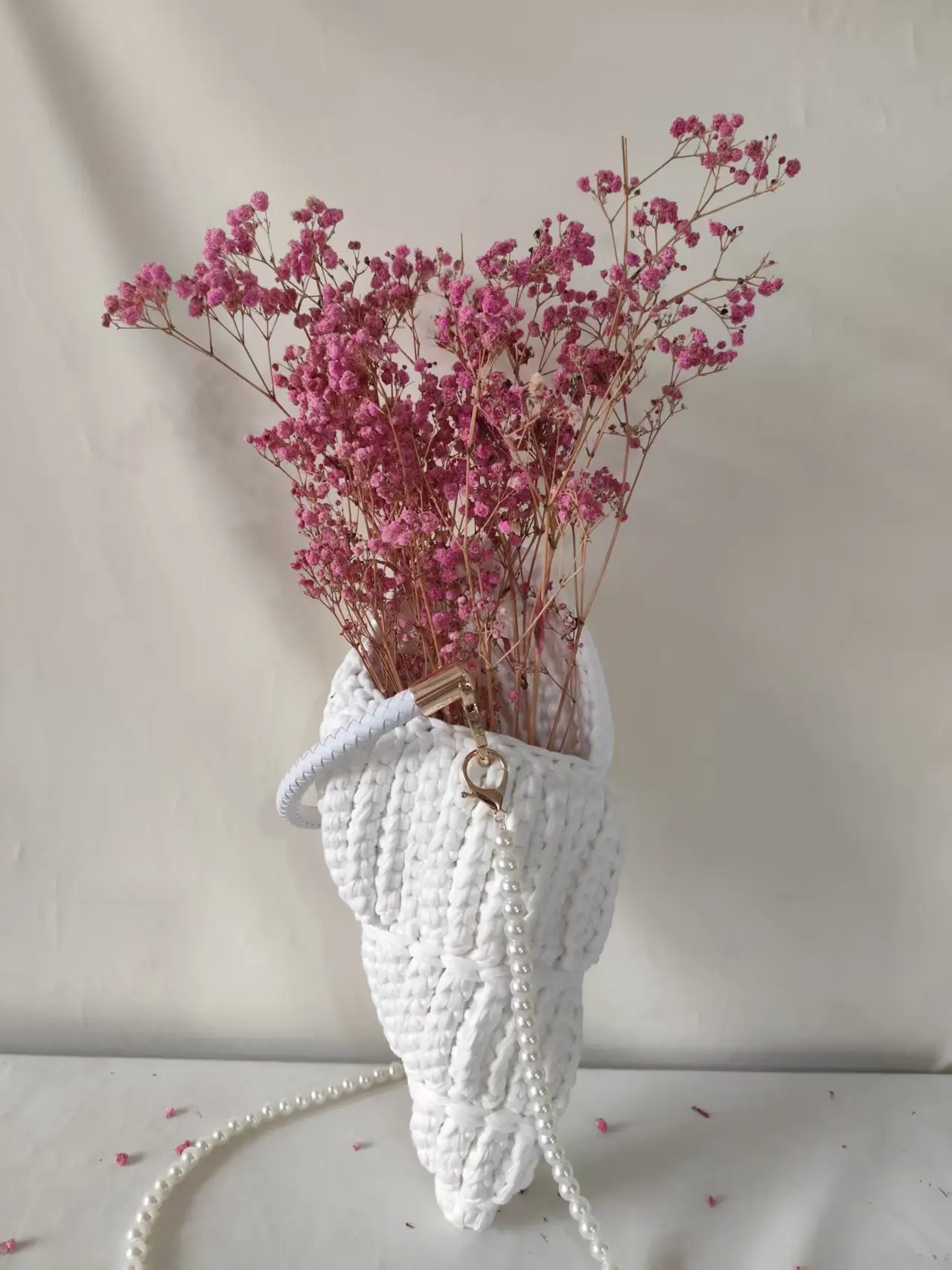 

Вязаная крючком сумка-ракушка ручной работы Yiwu Yingzi для женщин, оригинальная вязаная сумка через плечо с жемчужной цепочкой, модная сумка на плечо/подмышку