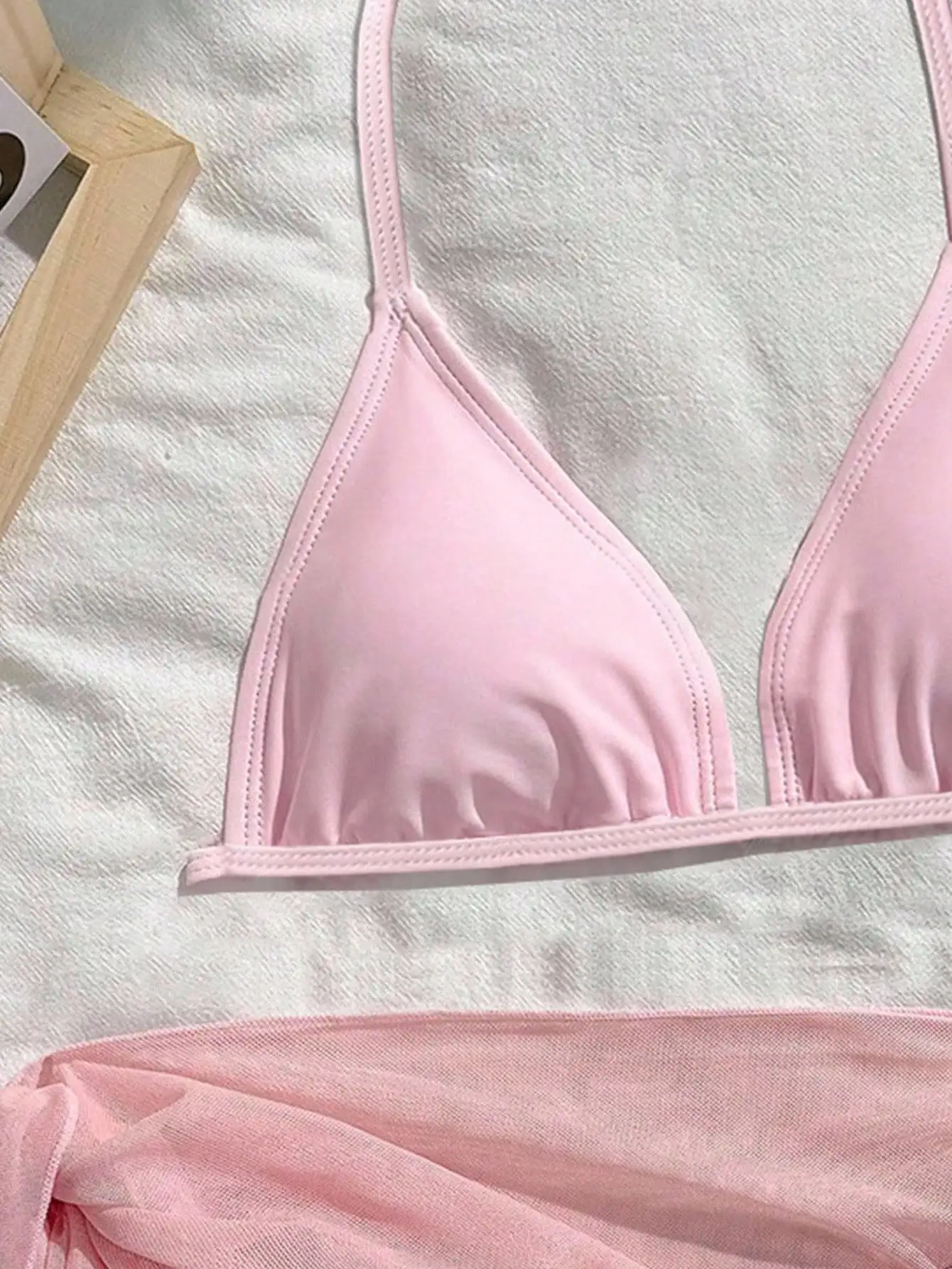 

Розовый комплект из 3 предметов: купальник-бикини с треугольными чашечками и прозрачной юбкой-накидкой