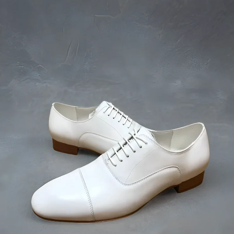 Luxo mais novo salto baixo superior fundo vermelho para homens formadores condução cravado branco couro genuíno vestido sapatos rebites apartamentos tênis