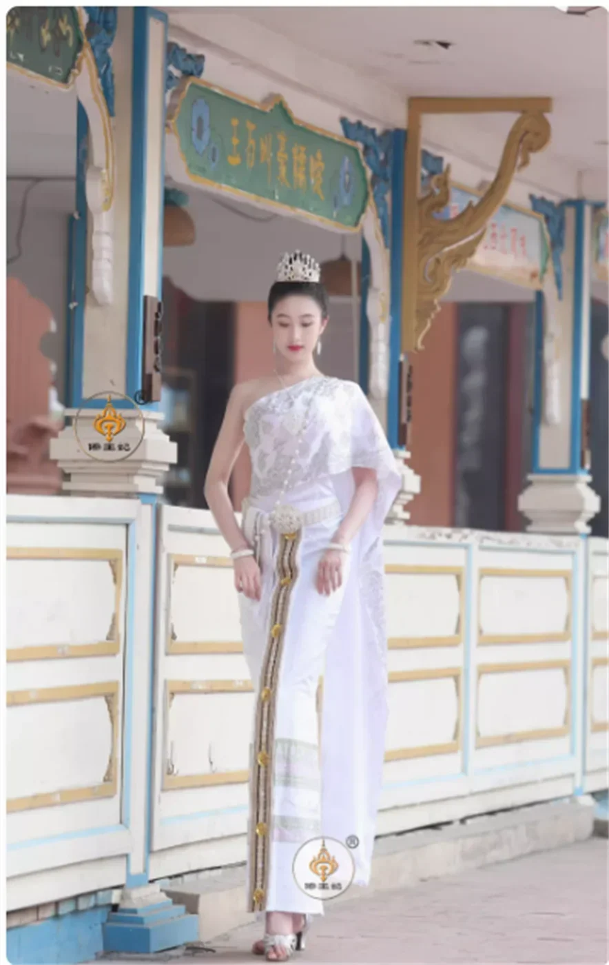 Tradycyjne tajskie ubrania damskie, inkrustowane złotą folią i drapowane gaza