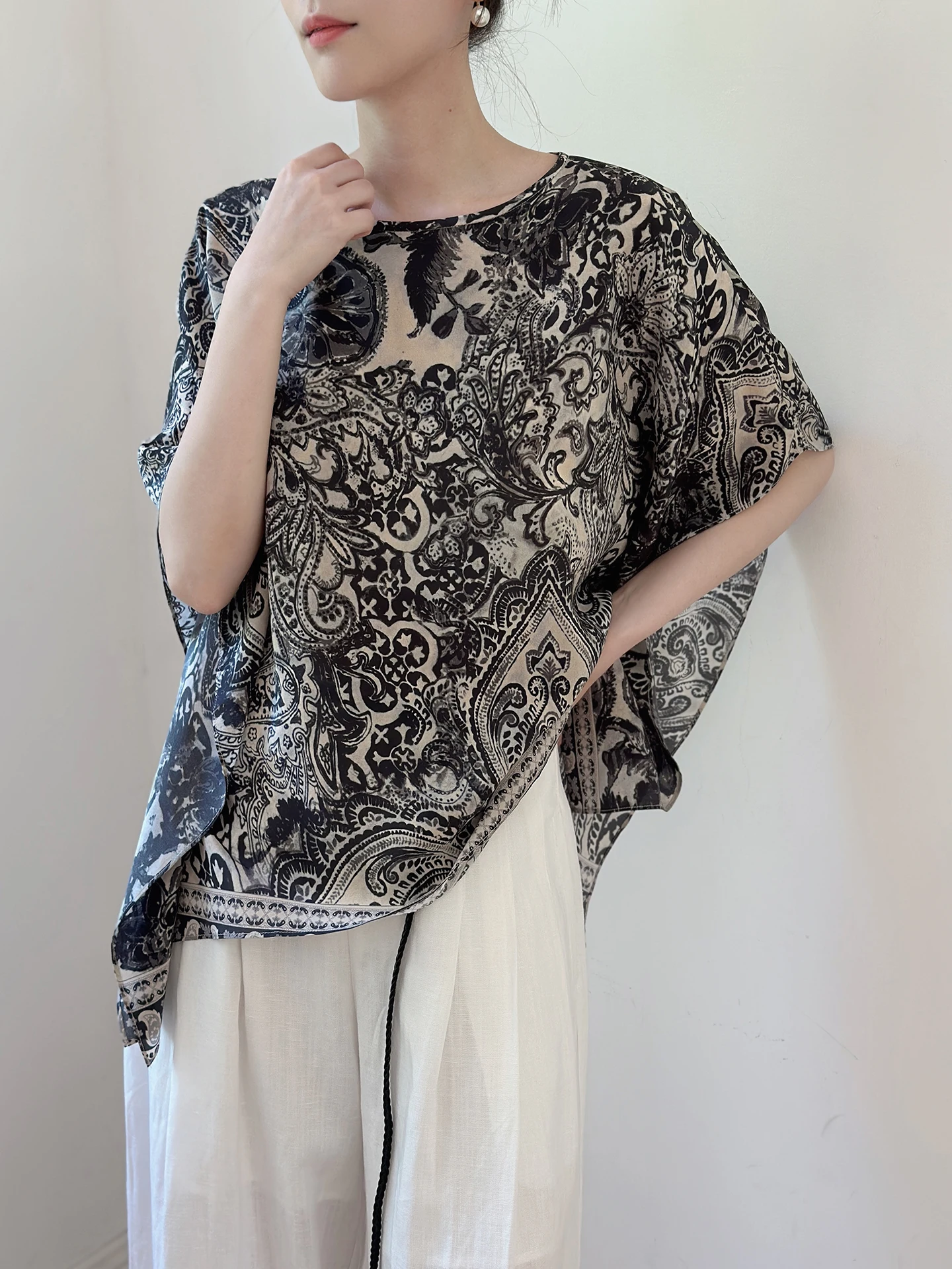 

Elegant Loose Silk Shirt Women's Printed French Style Breathable Lightweight UV Protection Short Sleeve round Neck Top