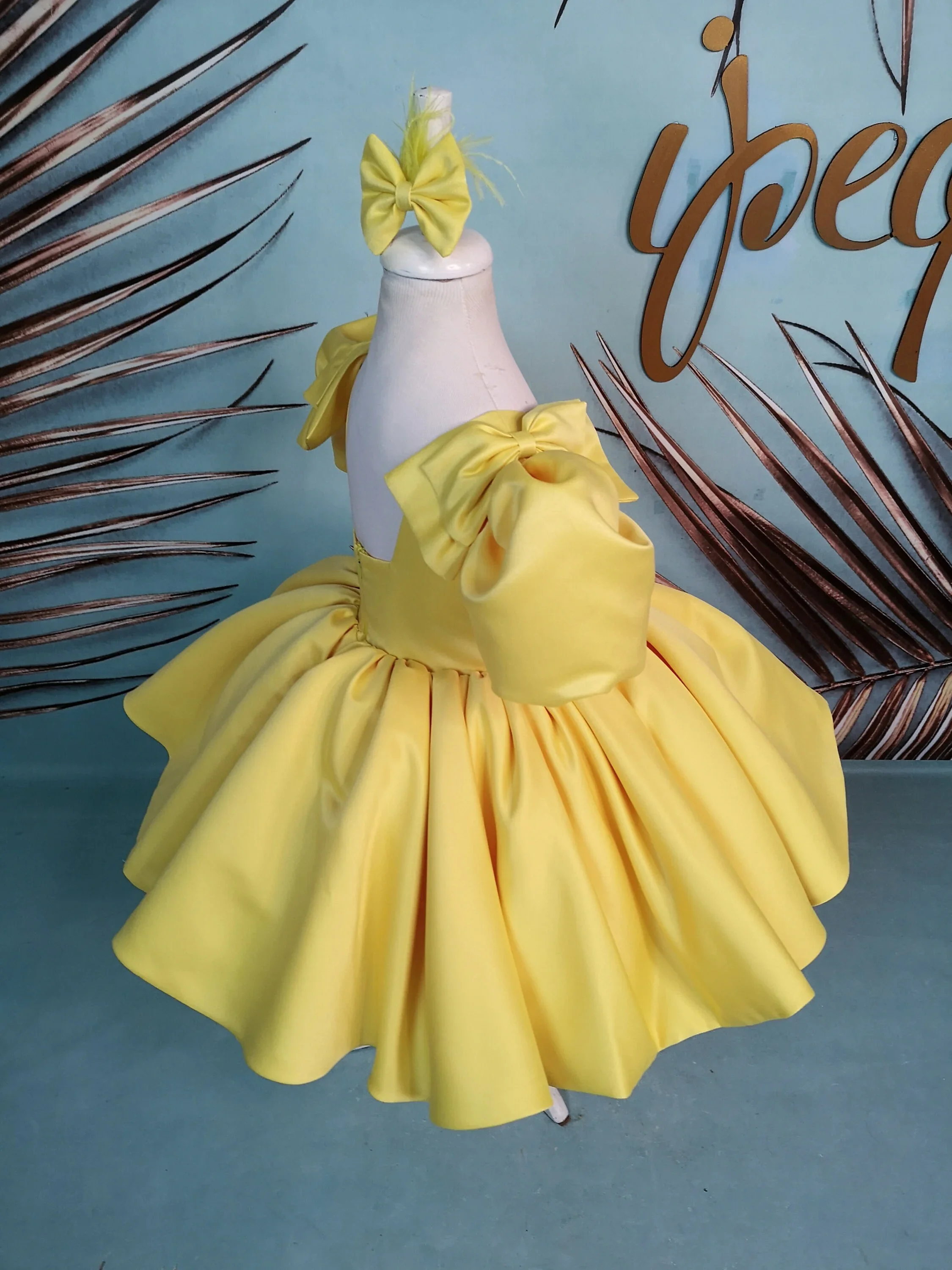 Maßgeschneidertes gelbes Satin-Blumenmädchenkleid für die Hochzeit, bauschig mit Schleife, Prinzessin-Abschlussballkleid, Kindergeburtstag, Erstkommunionkleid