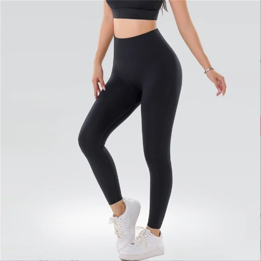 Tuta fitness yoga senza cuciture in tinta unita per capispalla, vestibilità a vita alta e snellente, leggings sportivi a forma di pesca e sollevamento fianchi