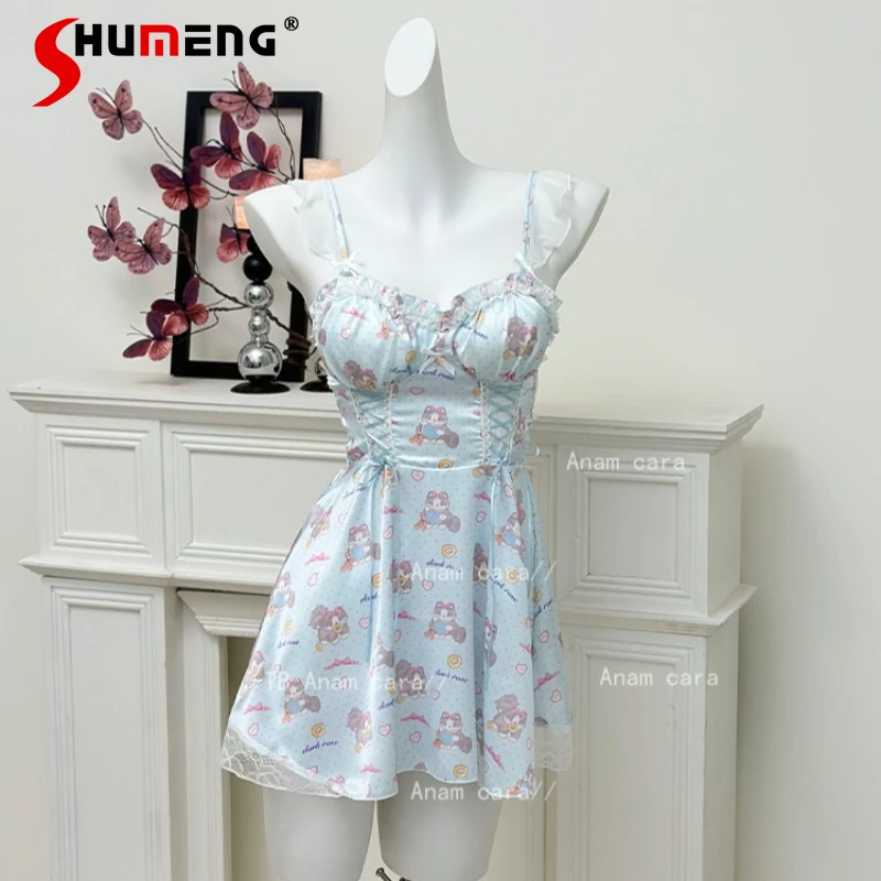 ชุดนอนลายดอกไม้หวานซึ้งพร้อมแผ่นรองหน้าอก ผ้าไหมซาตินเนื้อเย็น ชุดนอนเซ็กซี่ สไตล์บริสุทธิ์เย้ายวนใจสำหรับผู้หญิง