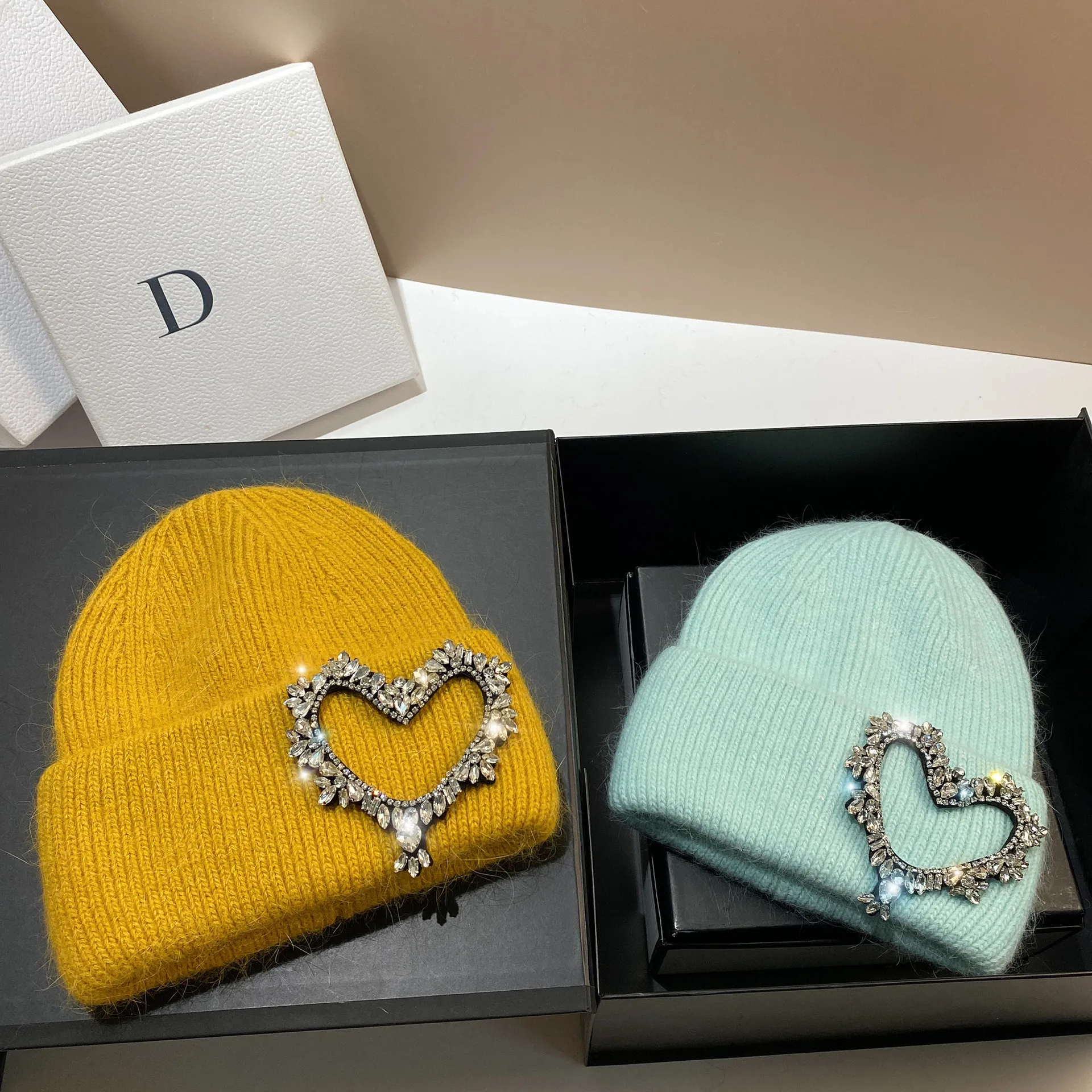 Gorros de punto con patrón de corazón de diamantes de imitación para mujer, gorros de piel de conejo Real, gorros de marca Tide, gorro cálido para