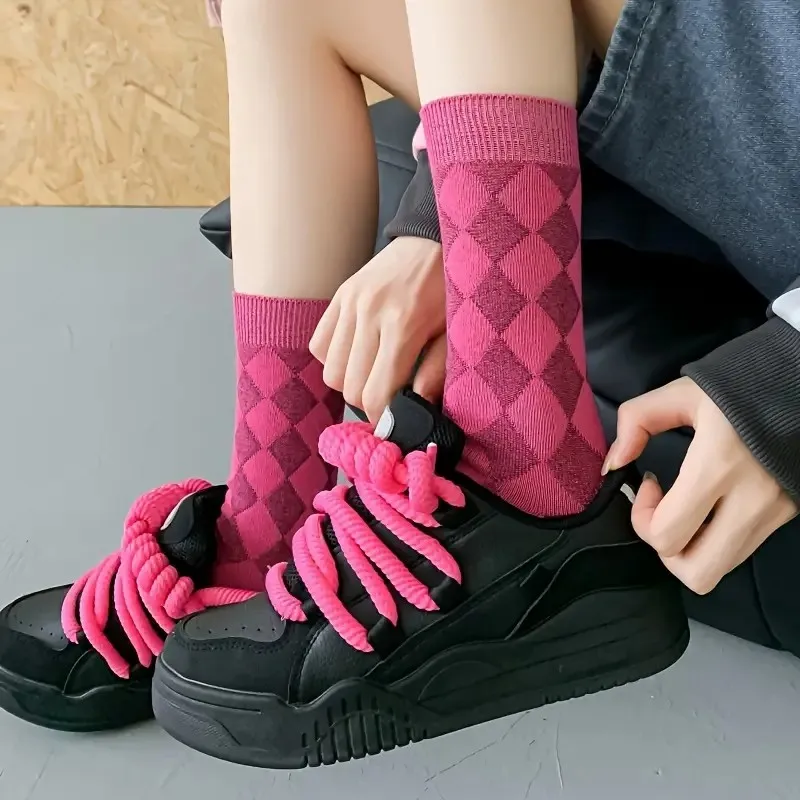 1/3 Paar Damen-Socken aus Baumwolle mit Seitenetikett und mittlerer Röhre, modischer karierter Druck, Street-Style, schweißabsorbierend, atmungsaktiv, lässige Socke – Detail 6