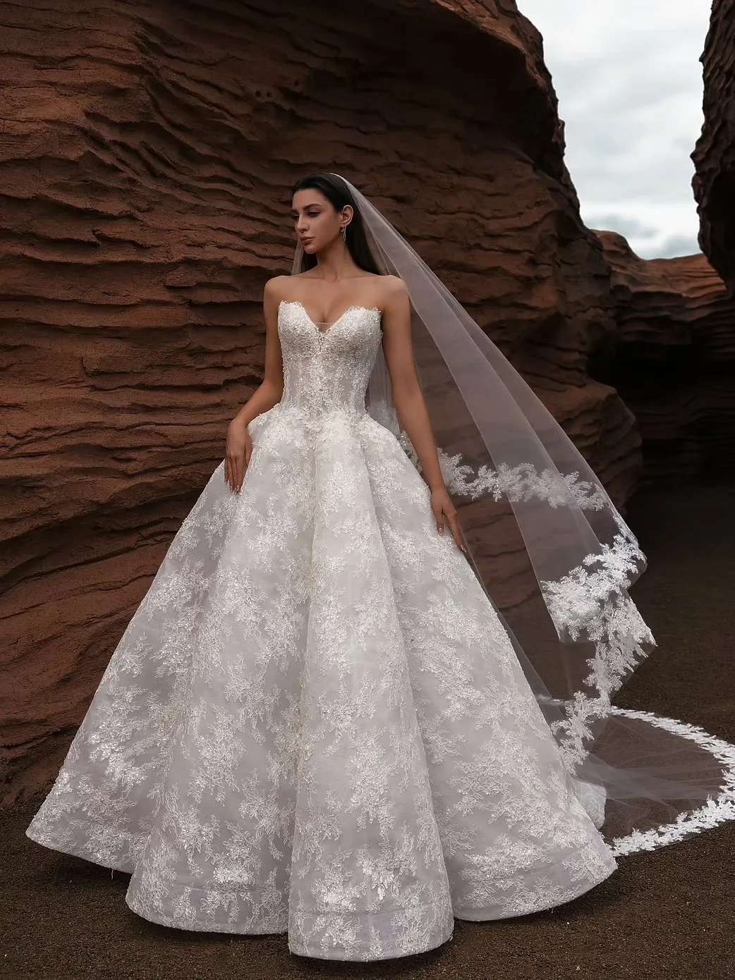 velos-de-novia-romanticos-con-apliques-de-encaje-de-borde-completo-cuentas-y-lentejuelas-velo-de-boda-con-cola-de-catedral-accesorios-personalizados-para-novia-tocado