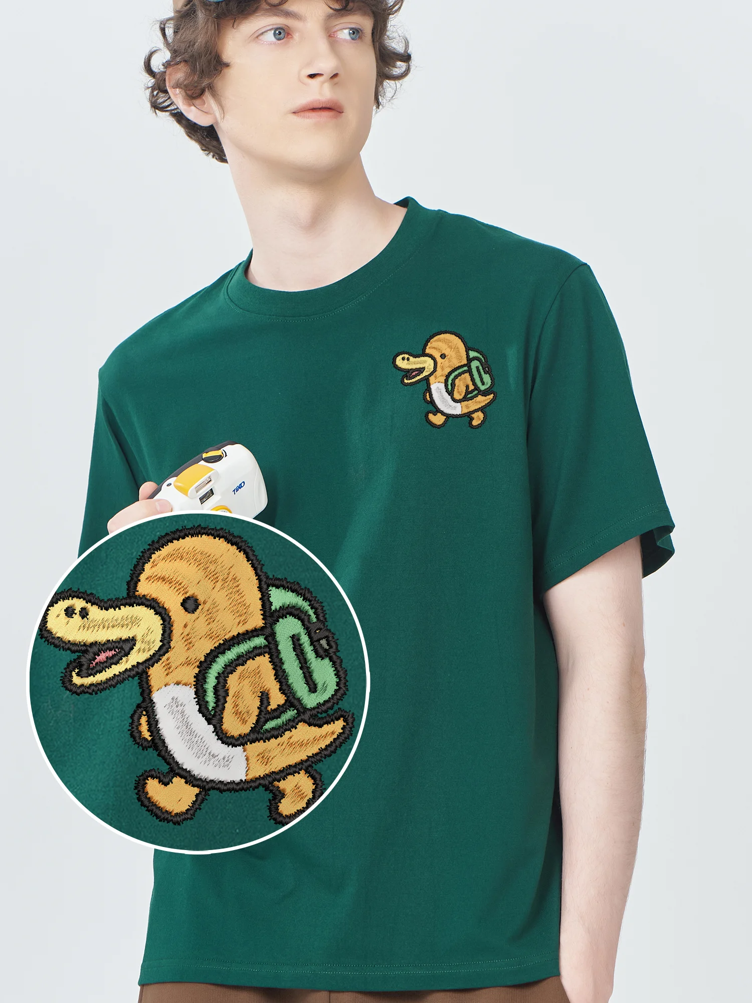 

Duck With Backpack Couples Embroidered Cotton T-Shirt Unisex Summer Breathable Casual Wear Embroidery Tee Shirt​