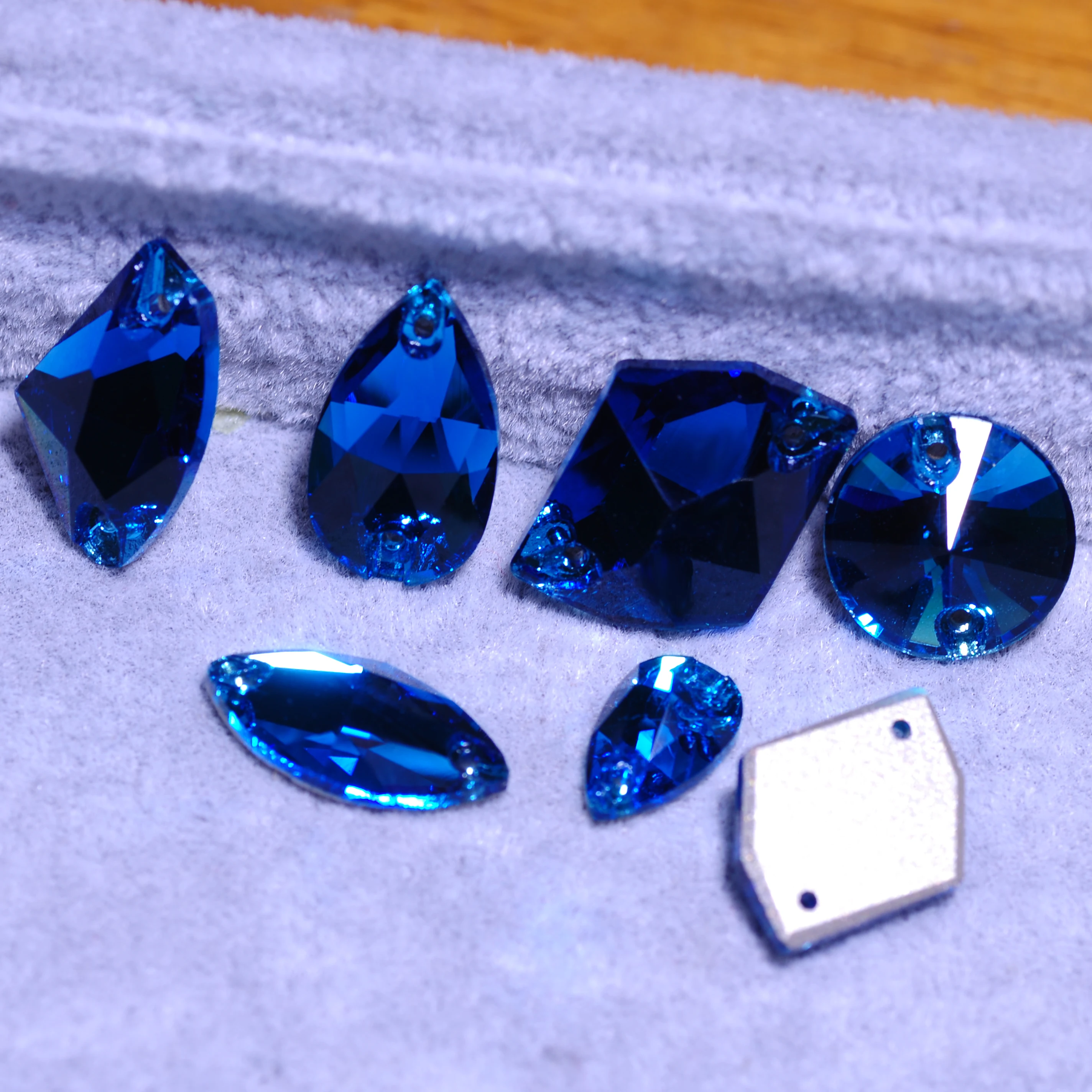 Blaue Zirkon-Strasssteine in verschiedenen Formen zum Aufnähen, Glaskristalle für Eiskunstlaufanzüge, Kleidungsstücke und Dekorationen. – Detail 2