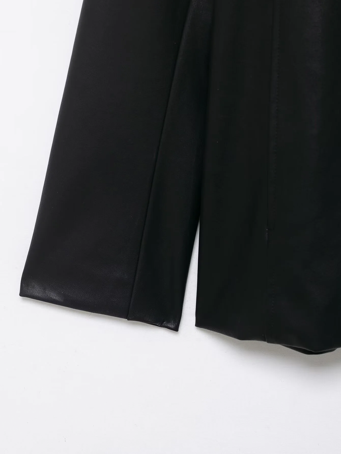 سترة نسائية شتوية جديدة لعام 2025 عصرية وبسيطة ومتعددة الاستخدامات وطية صدر السترة وأكمام طويلة مطلية بالجلد الصناعي