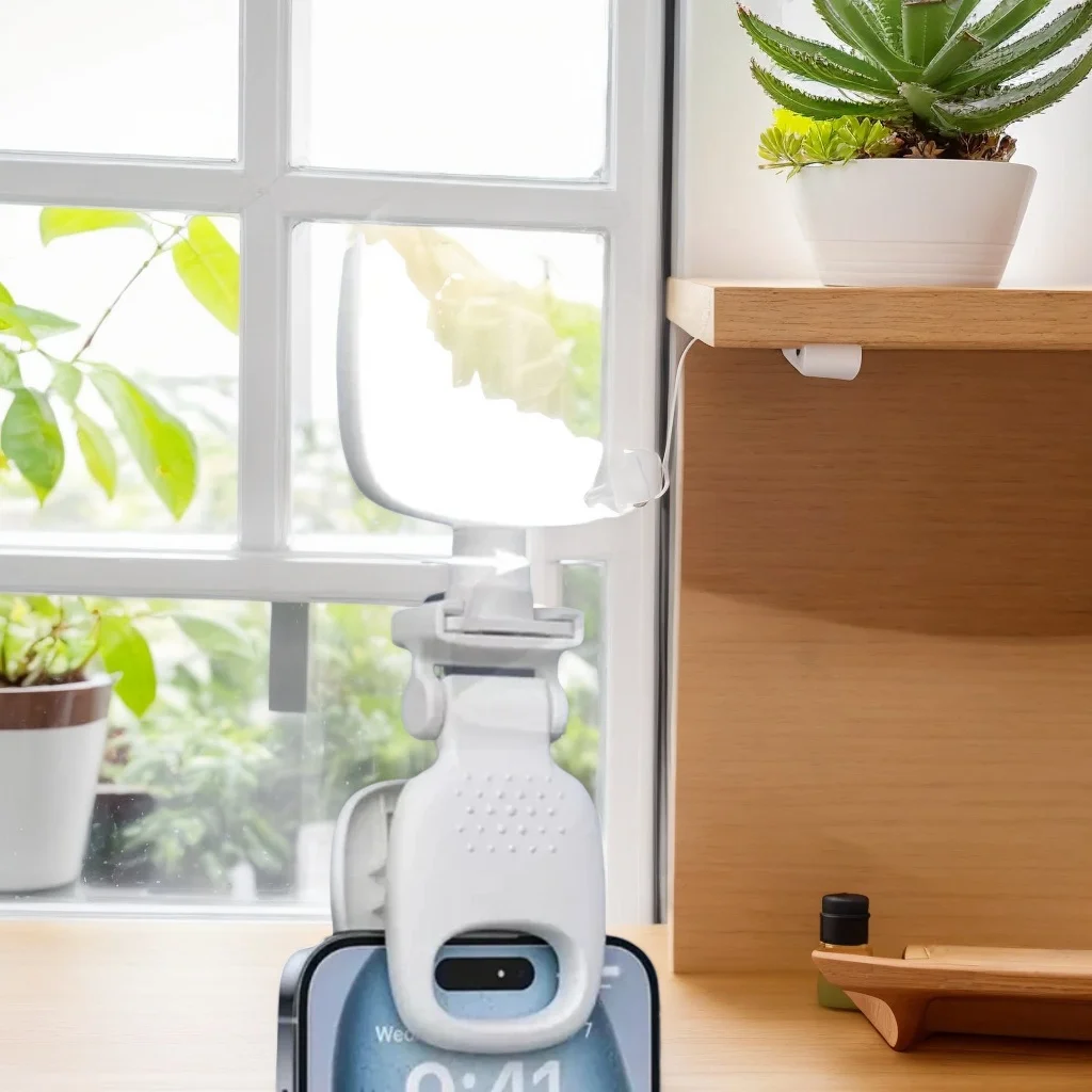 

​​Mini Clip-On LED Light with 3-Color Temperature Adjustable Brightness for Phone DSLR and Laptop Videos​​