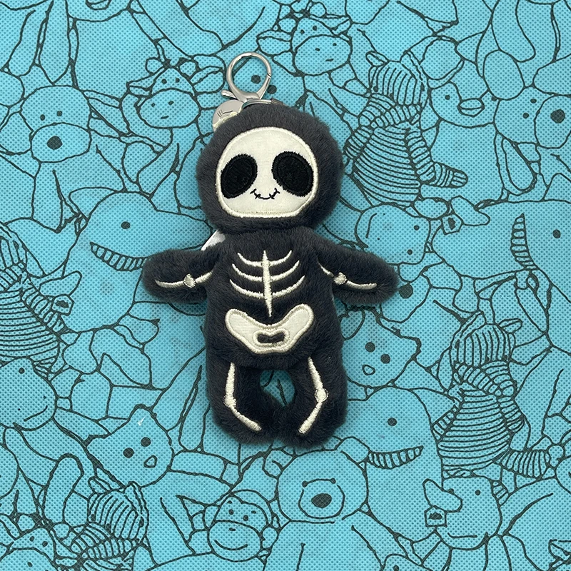 Halloween-Serie: Plüsch-Rucksack-Anhänger mit Kürbis-, Totenkopf- und Mumienmotiven, mehrfarbige Plüsch-Anhänger mit Schneedrachen-Motiv, Plüschtiere, Geburtstagsgeschenke. – Detail 2