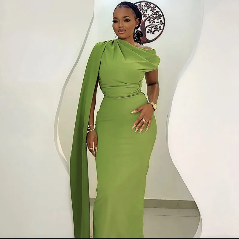 فستان نسائي طويل بياقة مائلة بكتف واحد بدون أكمام وطيات ومقسمة، لون خالص