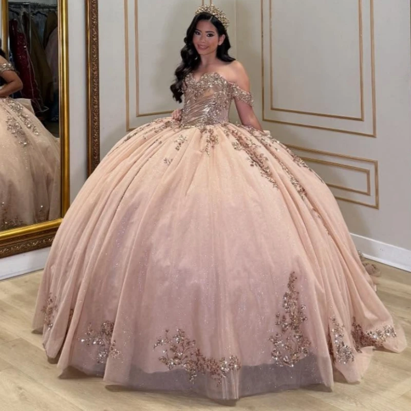 

Розовые блестящие платья Quinceanera с открытыми плечами, аппликация, кружево, бисер, кристалл, бант, тюлевое платье для вечеринки, дня рождения, сладкое платье 16, Vestidos 15