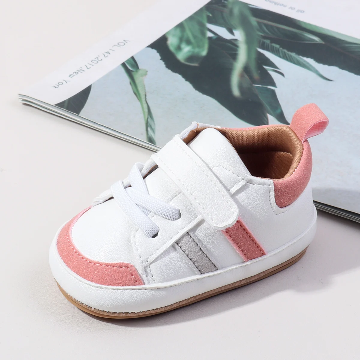 أحذية أطفال جديدة للربيع والخريف موضة كلاسيكية بيضاء من البولي يوريثان أحذية رياضية عالية الجودة نعل ناعم مريح أحذية مشي غير رسمية