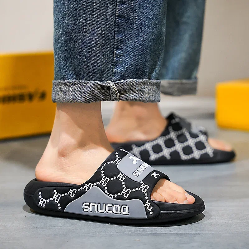 Modne męskie kapcie Lekkie buty plażowe Para butów w stylu casual Antypoślizgowe kapcie łazienkowe Męskie buty ogrodowe na zewnątrz