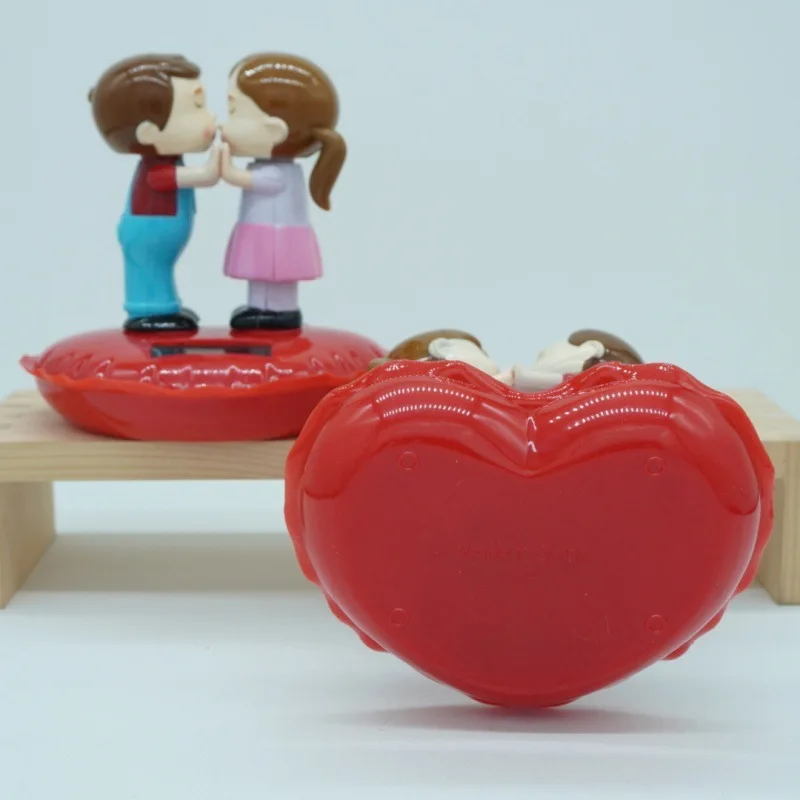 Bonito beijando casal brinquedos solares criativo engraçado girando beijando casal desktop decoração do carro ornamentos dos desenhos animados casal brinquedos solares