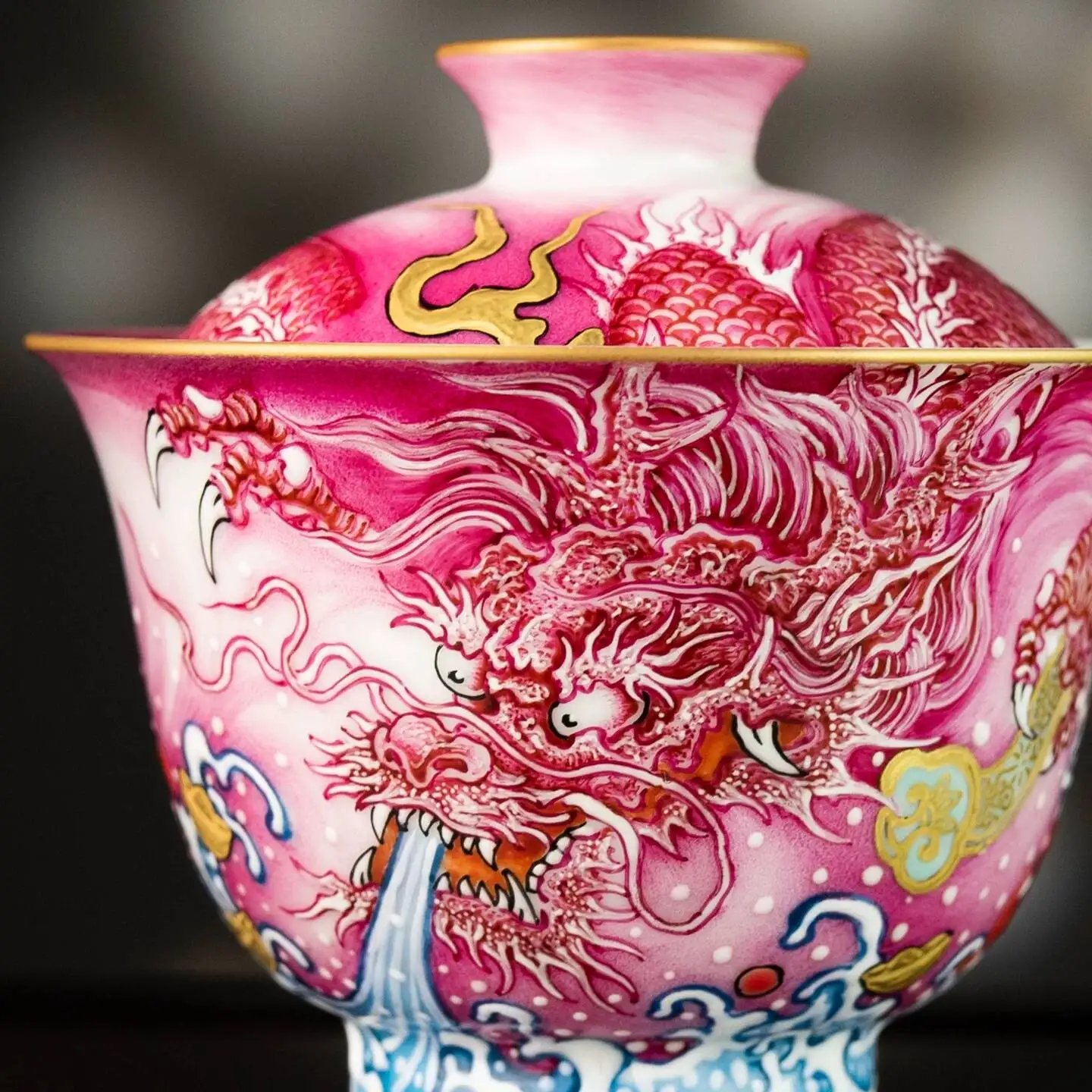 Sacred Mounain Jingdezhen Hand-Pained Pasel Gemsone Red Dragon Paern Tuixi Qian Duoduo Lidded Bowl Handmade Ceramic Tea