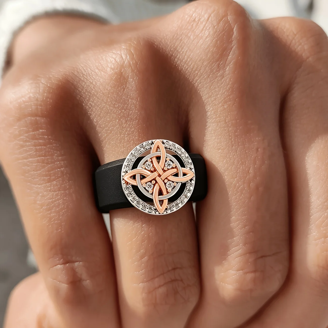 Vintage schwarzer weicher Silikonring, Hexen-Keltischer Knoten mit Zirkonia-Einlage, irisches Glücks-Hochzeits-Sportring – Detail 3