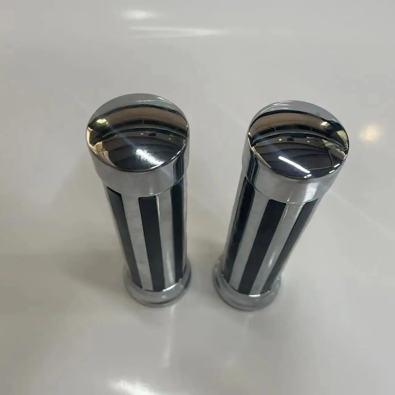 

Motorcycle 1" 25mm Skull Rubber Slip Handlebar Hand Grips For Harley Honda Kawasaki Suzuki Yamaha Bikes Cruiser Chopper Custom
