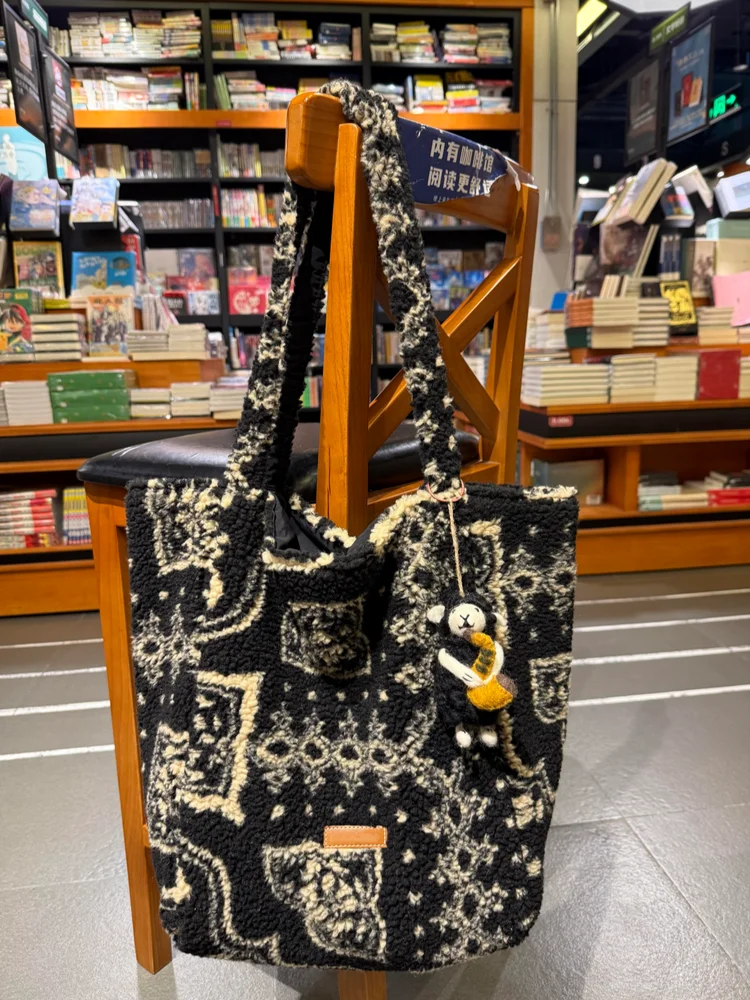 

Осенне-зимняя новинка: маленькая этническая двухслойная шапка из овечьей шерсти с цветовыми блоками, большая вместимость, корейский стиль, для повседневной носки, на одну шапку.