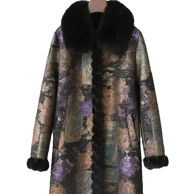Un cappotto di pelle di pecora di media lunghezza da donna, collo in pelliccia di volpe, pelliccia di visone e pelliccia per mamme anziane
