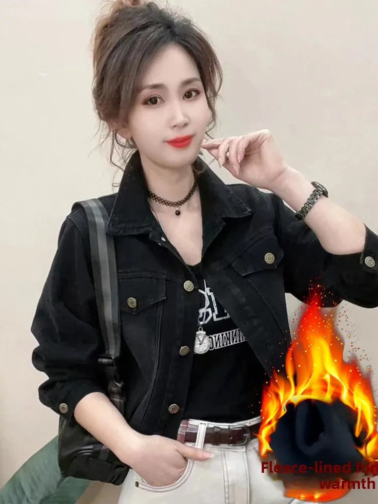 Koreański płaszcz damski z denimu, casualowy, uniwersalny, jesienno-zimowy, modny, ciepły, ocieplany, długi, zapinany na guziki.