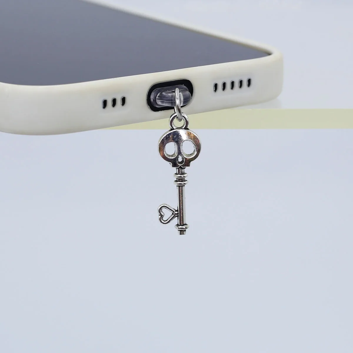 Spina antipolvere per telefono cellulare Ciondolo appeso Decorazione accessorio chiave a forma di cuore con testa di teschio carino per cordino regalo con porta di tipo C per Iphone 17