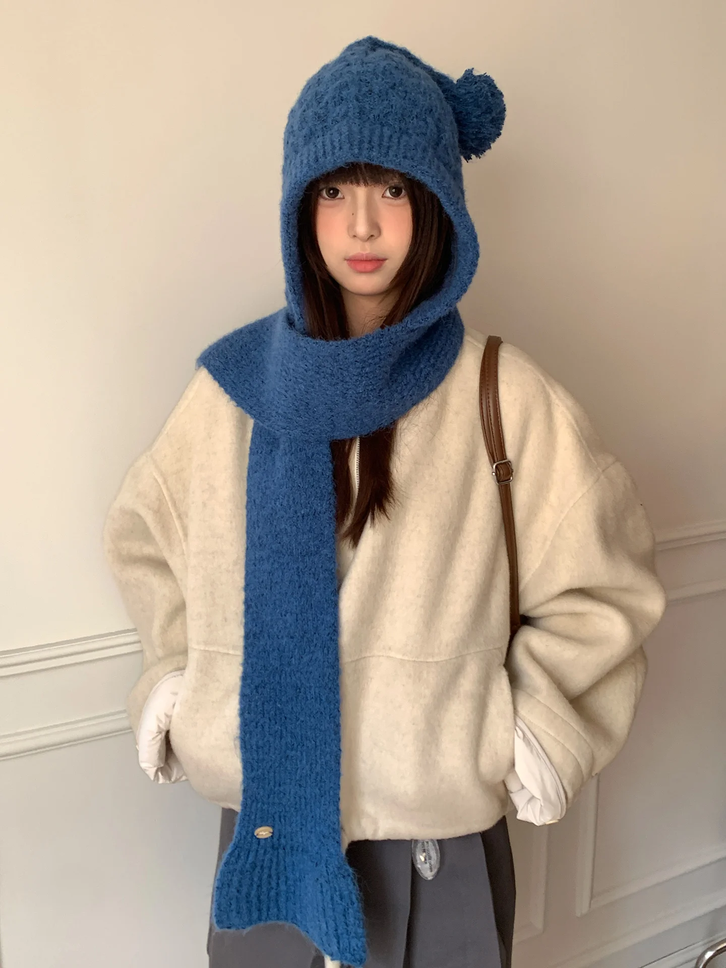 بالاكلافا الصوفية المحبوكة باللون الأزرق على الطراز الكوري للنساء قبعة شتوية دافئة ووشاح