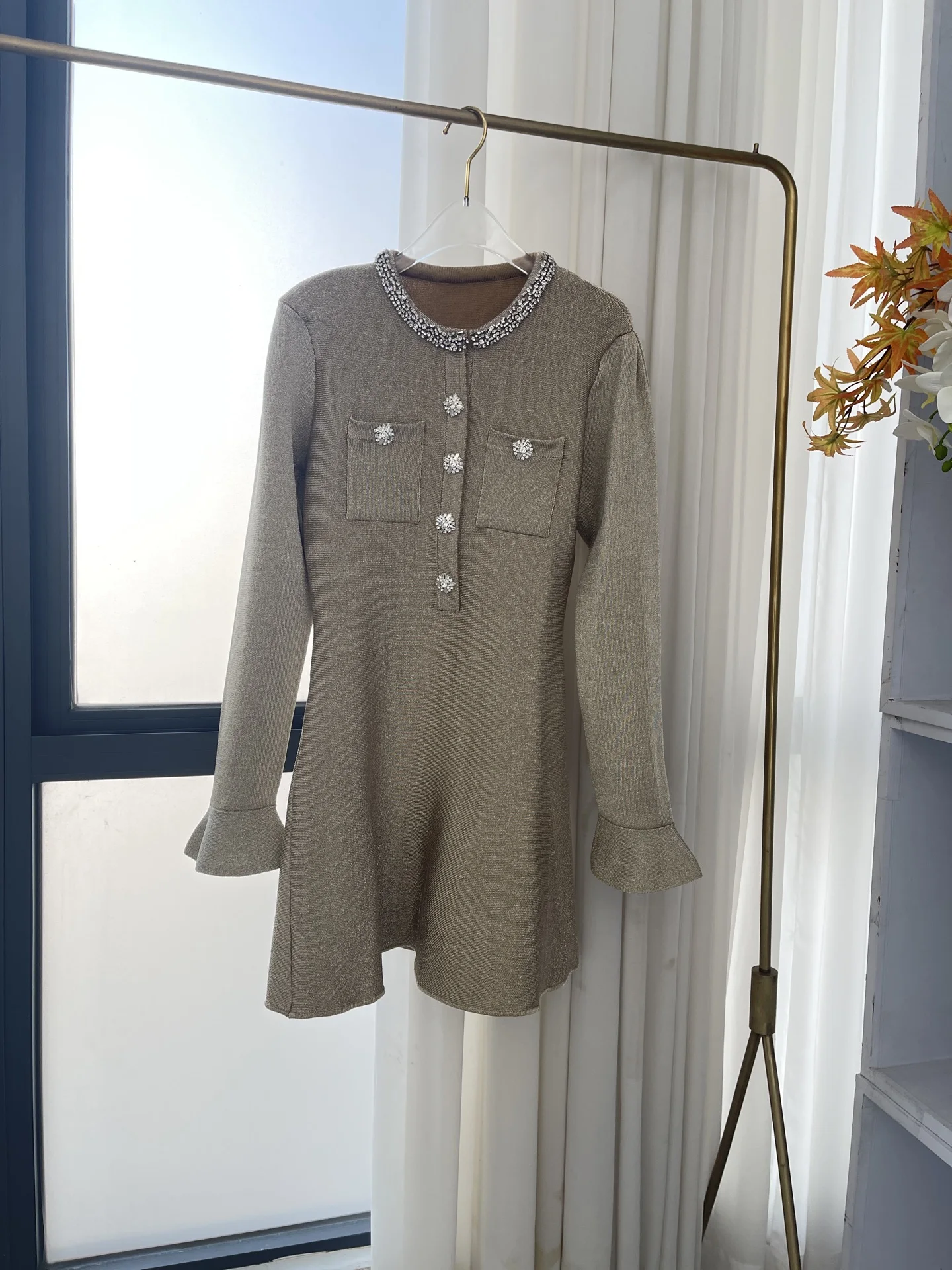 فستان قصير منسوج بأكمام طويلة ذهبي جميل جديد لعام 2025 #1