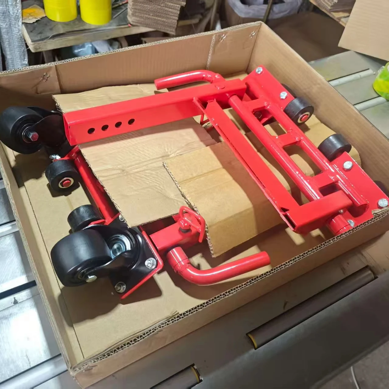 

Комплект из 4-х колесных тележек-подставок без защитных колес для придорожной защиты, максимальная нагрузка 3 т, вспомогательные колеса с рычагом для позиционирования, для автомобильных шин