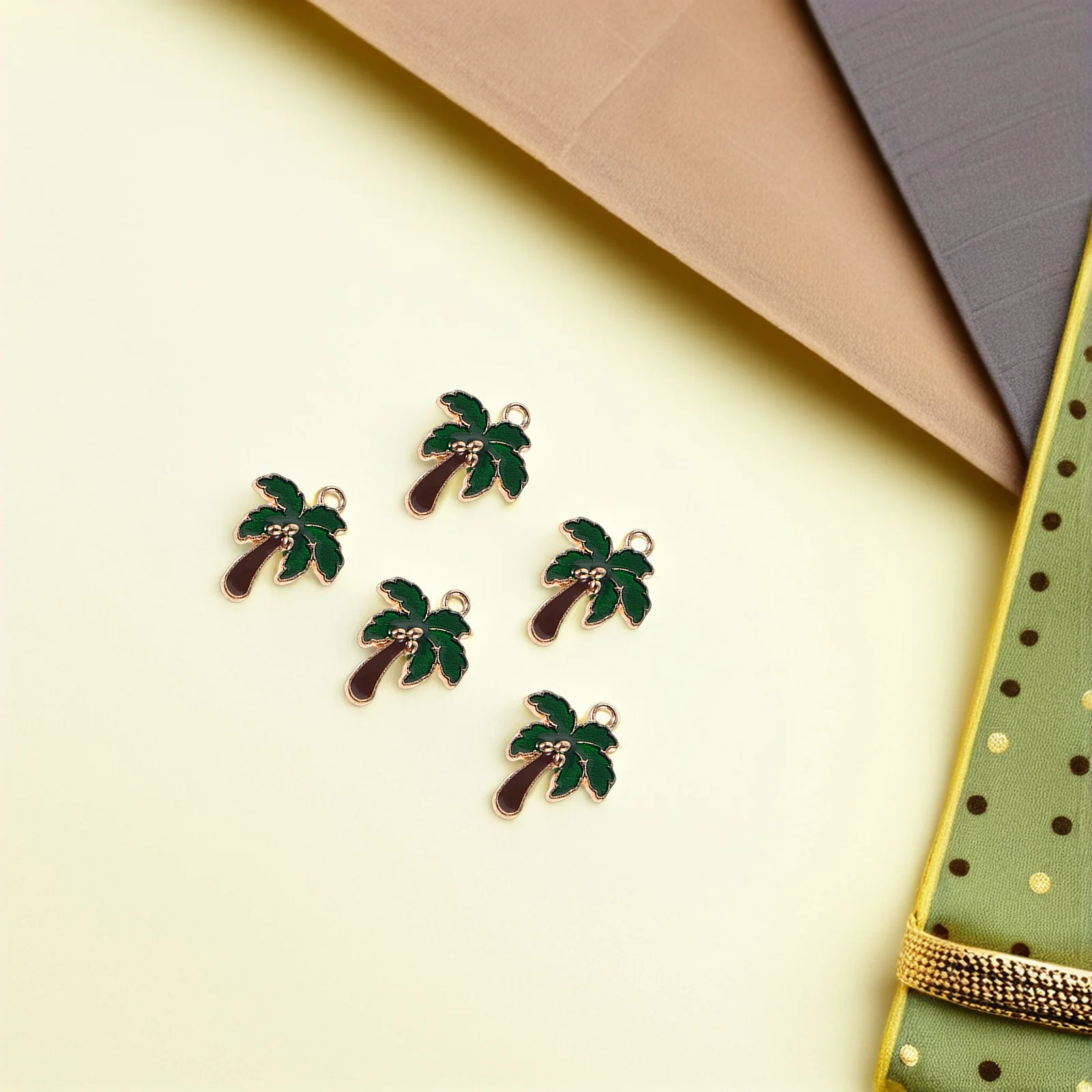 จี้โลหะผสมรูปต้นมะพร้าวเคลือบ 80 ชิ้น สำหรับทำสร้อยคอ ต่างหู สร้อยข้อมือ พวงกุญแจ เครื่องประดับสไตล์ทรอปิคอล อุปกรณ์ DIY