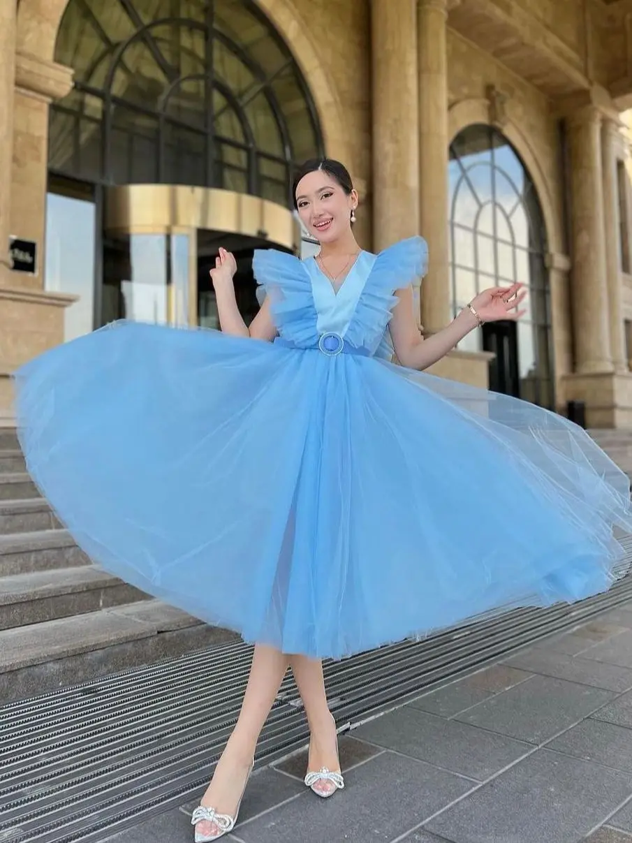 

V-Neck Tulle Sky Blue Prom Dresses 2023 Ruffles A-Line With Sash Knee-length Sleeveless فساتين مناسبة رسمية Vestidos De