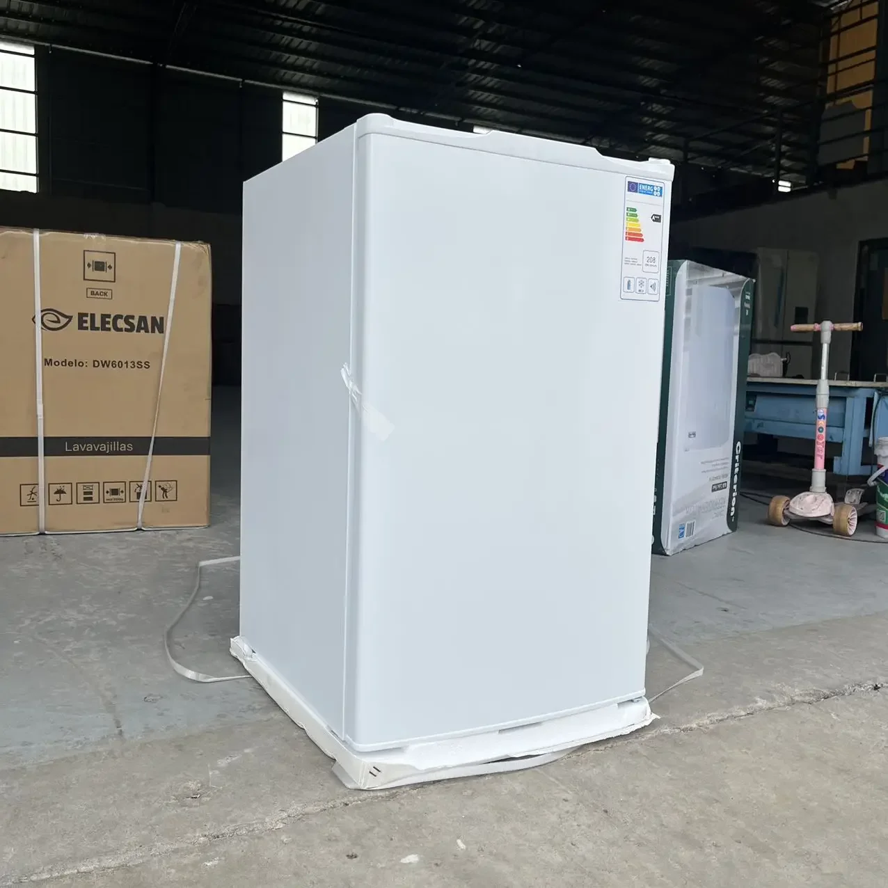 Single Door Fridge with Freezer Box on Top Direct Cooling 4.4CUF 120L White Color 110- 50/60HZ Wide Source