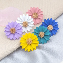 Pink Green White Yellow Daisy Stud Earrings for Women Metal Yellow Purple Blue Spray Paint Flower Earrings Party Cute Jewerly