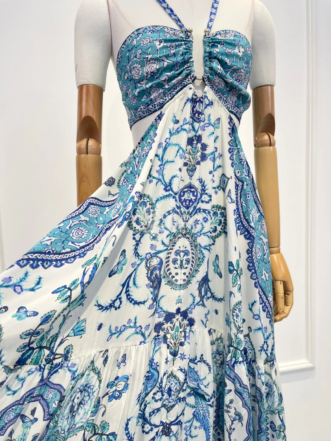 2025 Nuevo vestido midi con cuello halter y cintura recortada sin mangas con estampado floral azul de seda de alta calidad para vacaciones