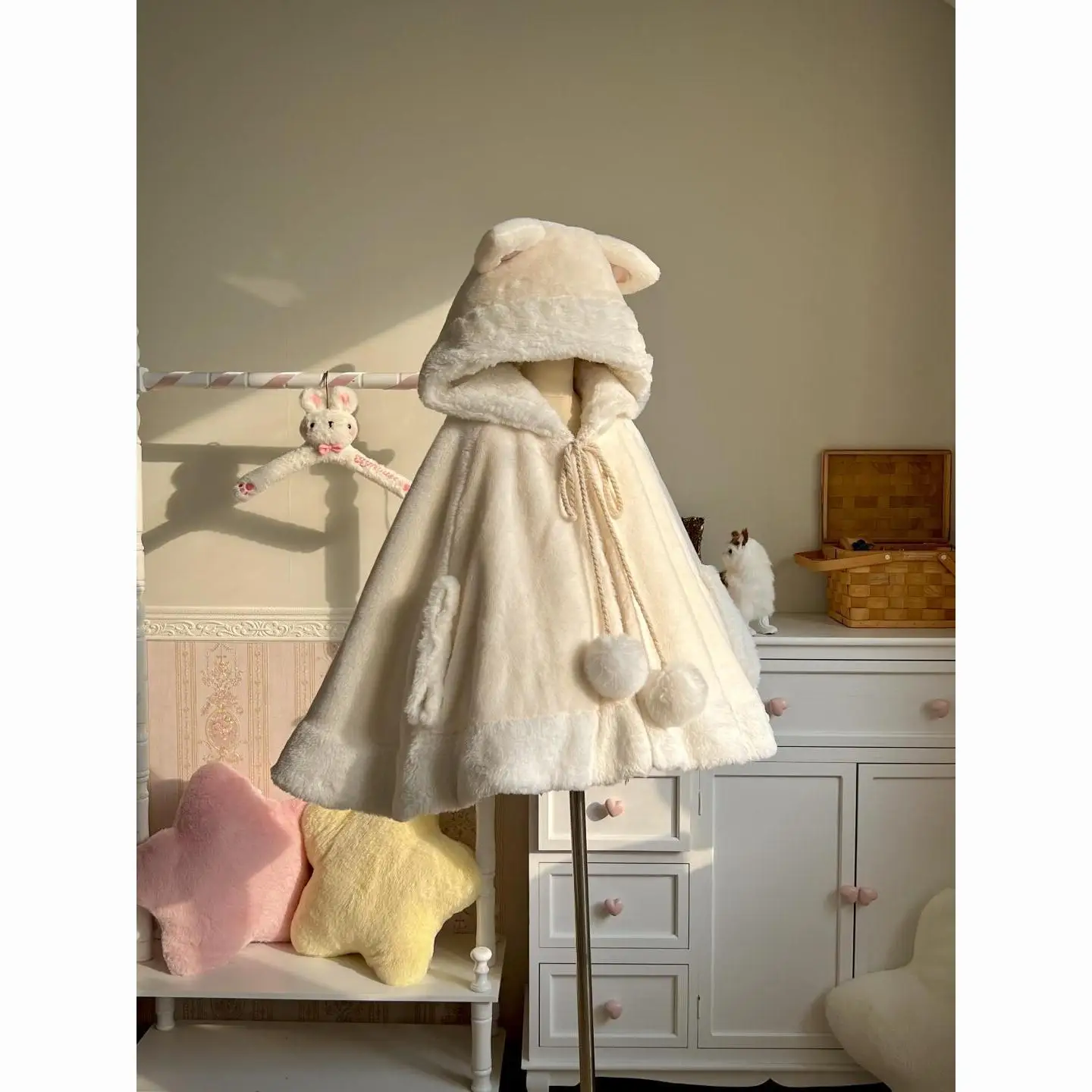 겨울 일본 로리타 스타일 여성 코트 푹신한 달콤한 귀여운 소녀스러운 모직 케이프 코트 흰색 후드 판초 의상 여성 의류